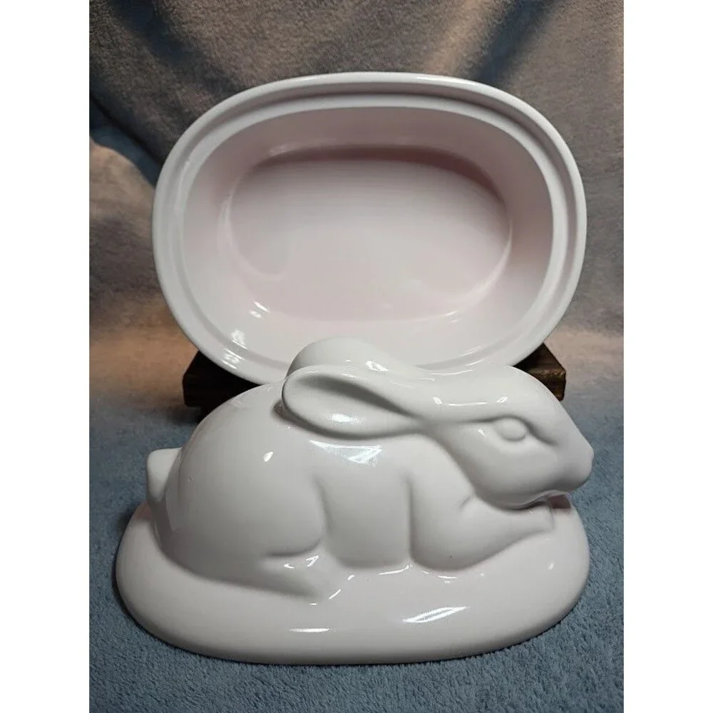 Zrike Brands Easter Bunny Rabbit Lidded Casserole Dish Pink Ceramic NEW